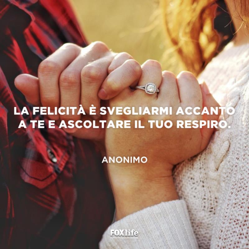 Frase sulla felicità di coppia Mani di uomo e donna strette