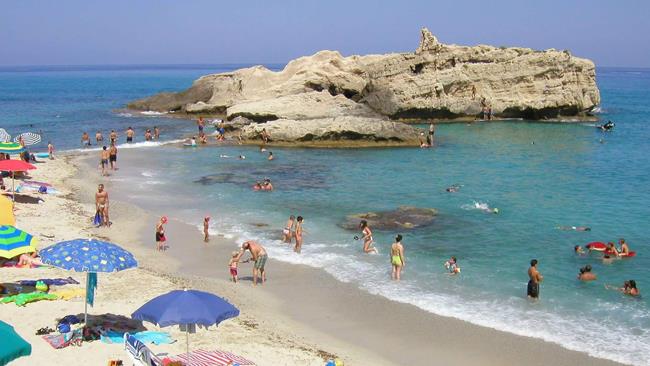 Coppia gay rifiutata da casa vacanze: le conseguenze per il gestore Ricadi in Calabria