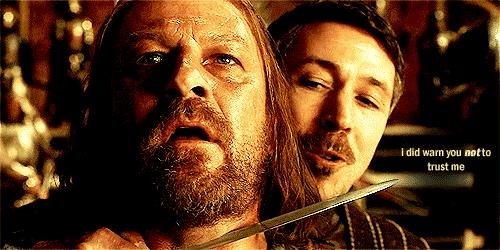 Sean Bean e Aidan Gillen ne Il trono di Spade Ditocorto tradisce Ned Stark