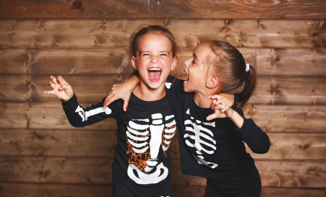 Vestiti di Halloween per bambini Due bambine travestite