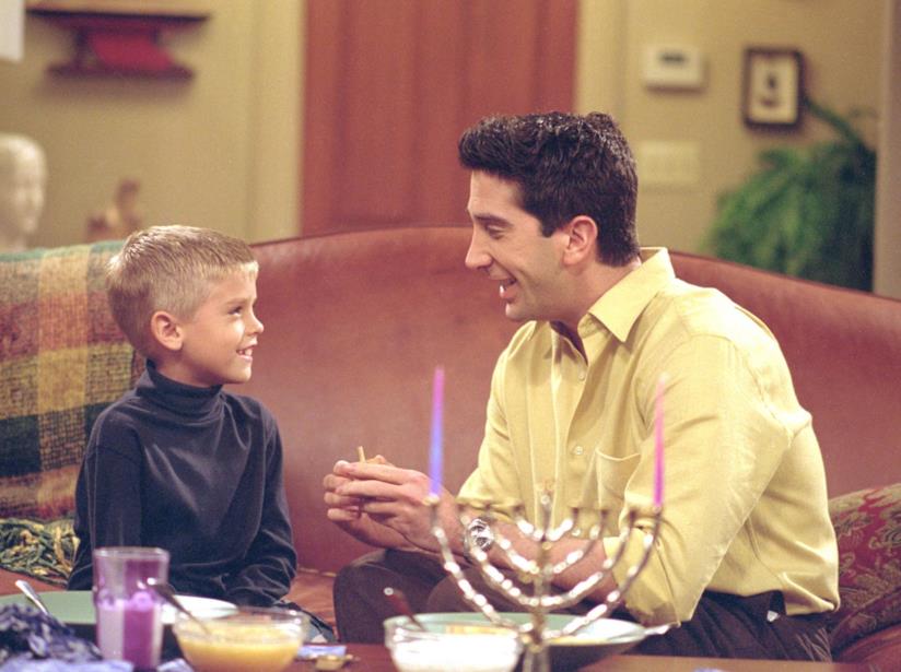 Cole Sprouse e David Schwimmer in Friends Una scena di Friends con Cole Sprouse e David Schwimmer
