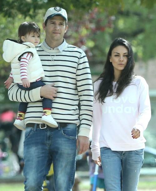 Ashton Kutcher dice la sua sull'educazione dei suoi figli Ashton Kutcher con Mila Kunis e Wyatt