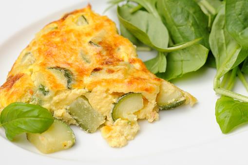 Frittata con l'erba cipollina e le zucchine Frittata con le zucchine