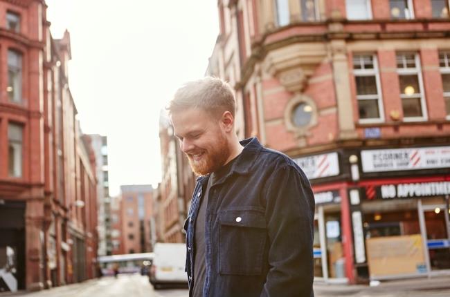 Tom Walker è al lavoro sul nuovo album e si gode il successo del singolo Leave A Light On Tom Walker firma la hit Leave A Light On