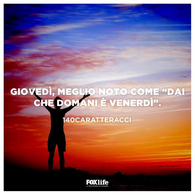 Domani è venerdì Uomo in collina al tramonto