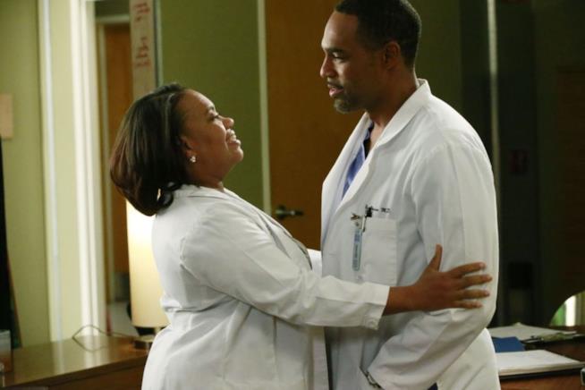 Jason George parla del futuro del suo personaggio e di quello della Bailey in Grey's Anatomy 12 Ben Warren e Miranda Bailey in pausa al lavoro
