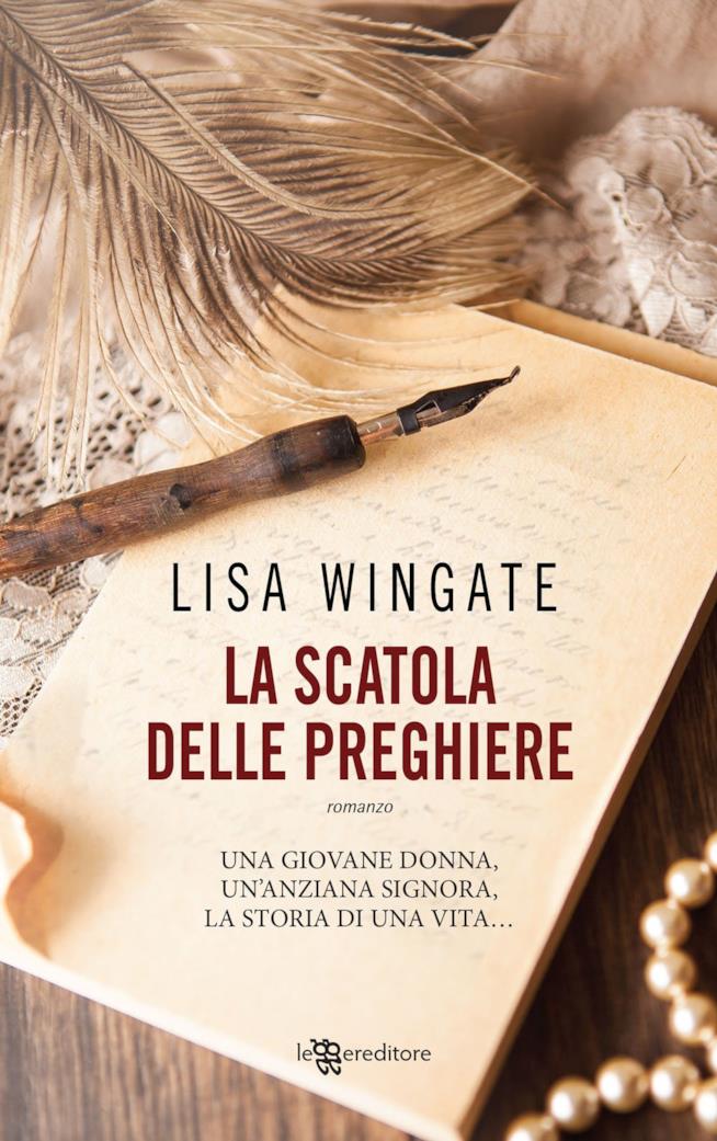 La scatola delle preghiere La copertina di La scatola delle preghiere con una penna e carta da lettere
