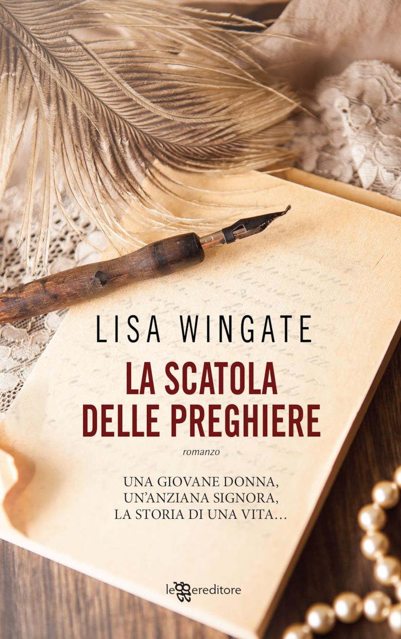 La scatola delle preghiere La copertina di La scatola delle preghiere con una penna e carta da lettere