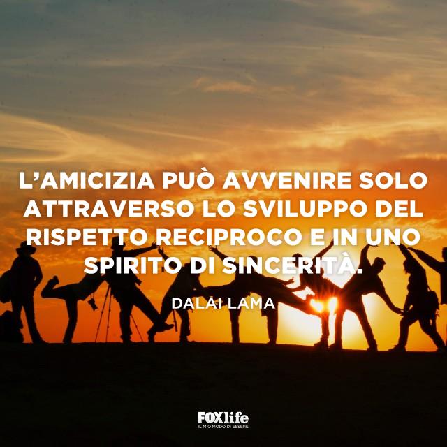 Frase Dalai Lama Gruppo di ragazzi in penombra