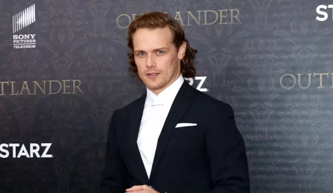Sam Heughan pronto per una spy comedy Sam Heughan in posa sul red carpet