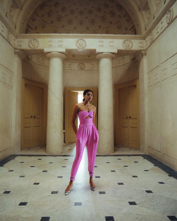 Capsule collection Luglio col bene che ti voglio Modella indossa jumpsuit dalla capsule collection Luglio col bene che ti voglio