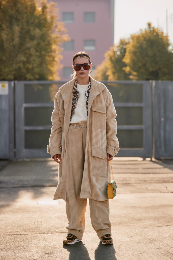 Street style Milano Moda Uomo 2019/20 Modella che indossa giacca e scarpa leopardata e layering style