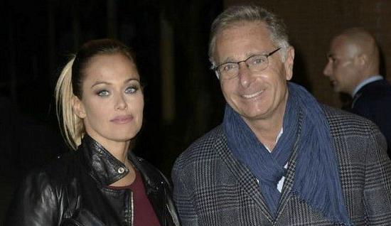 La moglie di Paolo Bonolis vuole un altro figlio La coppia Paolo Bonolis e Sonia Bruganelli