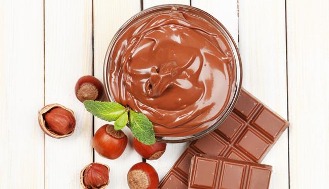 Nutella fatta in casa con cioccolato, latte e nocciole tostate Nutella fatta in casa