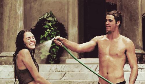 Liam Hemsworth e Miley Cyrus Liam Hemsworth e Miley Cyrus scherzano insieme