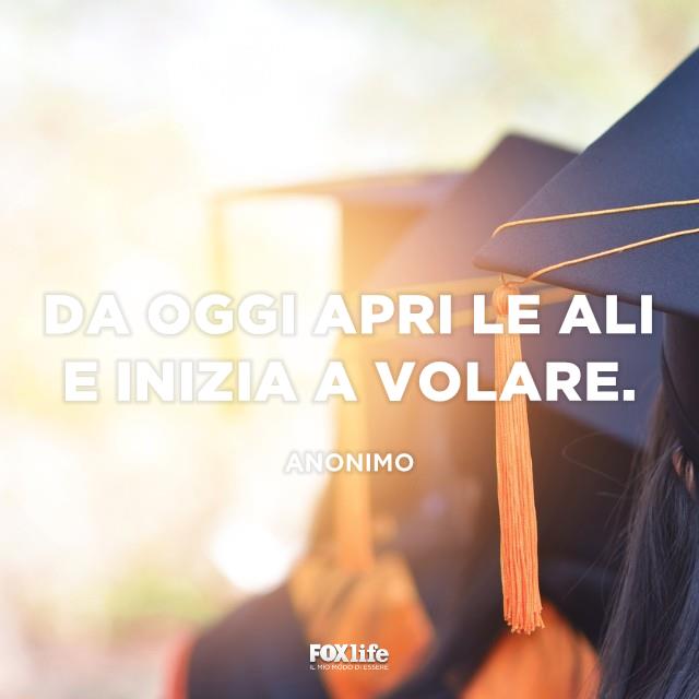 Citazione anonimo Ragazze in attesa della laurea con la toga