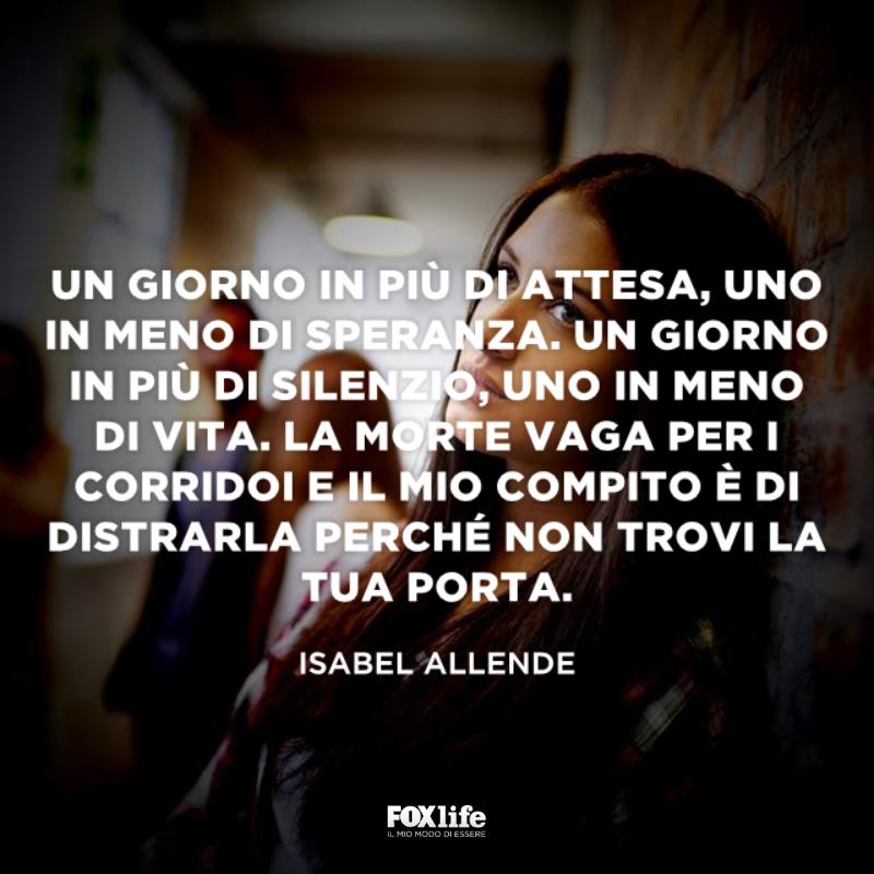 Frase sull'attesa Donna appoggiata contro il muro