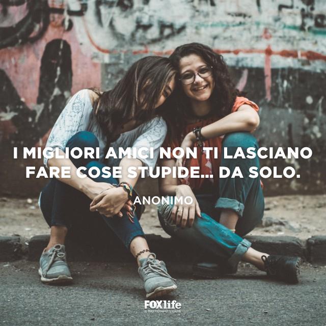 Frase divertente sulle relazioni d'amicizia Amiche sedute sul marciapiede