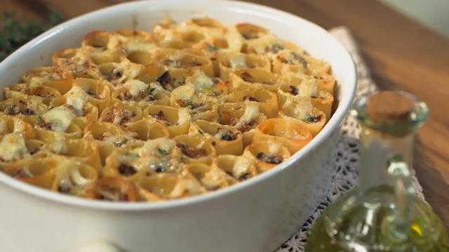 Giallo Zafferano: Paccheri gratinati con ripieno di salsiccia e funghi Paccheri gratinati