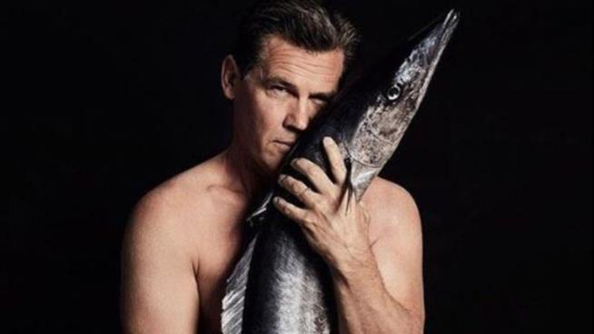 Josh Brolin per la campagna Fishlove Josh Brolin posa nudo con un pesce