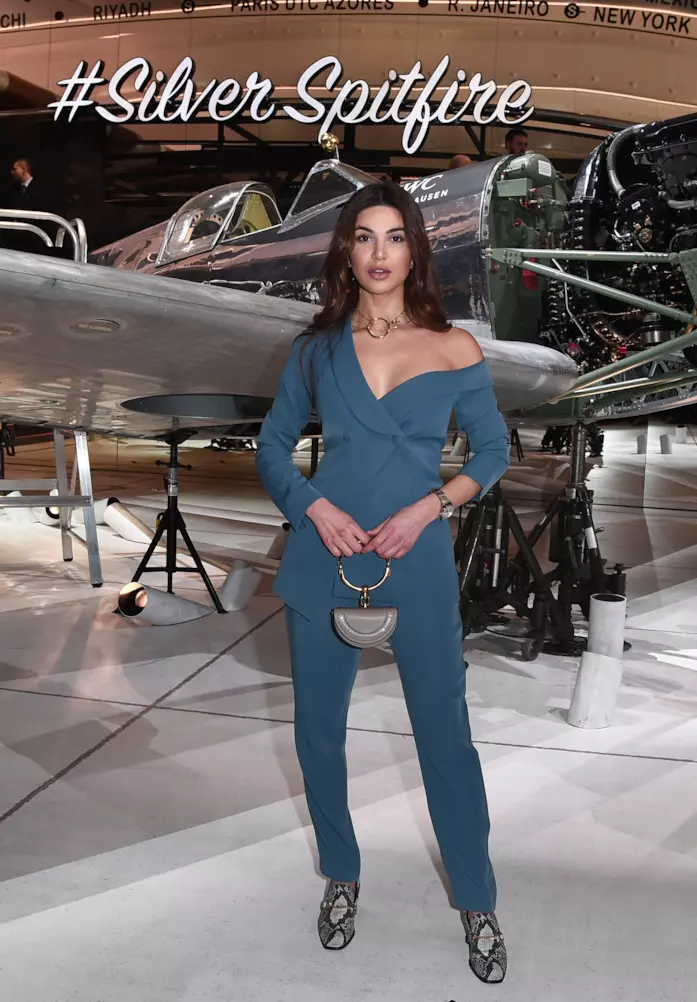 Negin Mirsalehi SIHH 2019 Negin Mirsalehi SIHH 2019 in un completo monospalla blu acciaio con mocassini pitonati e micro handbag