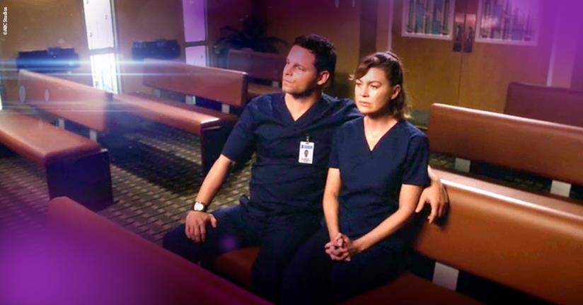Alex sostiene Meredith mentre ripensa a Derek Alex e Meredith insieme in chiesa