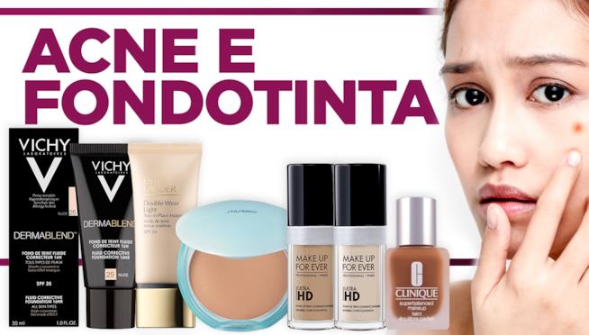 I fondotinta ideali per le pelli affette da acne Una giovane donna con l'acne e i prodotti per minimizzarla