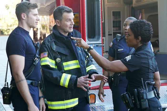 Un'immagine dall'episodio pilota di 9-1-1 Un'immagine promozionale dall'episodio pilota di 9-1-1