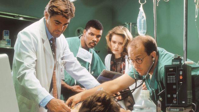 Un giovane George Clooney in E.R. Medici in Prima Linea Una scena della serie E.R. con George Clooney