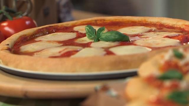 Ricetta di Giallo Zafferano: Pizza Margherita e pizzelle fritte condite con pomodoro e formaggio Pizza Margherita e pizzelle fritte