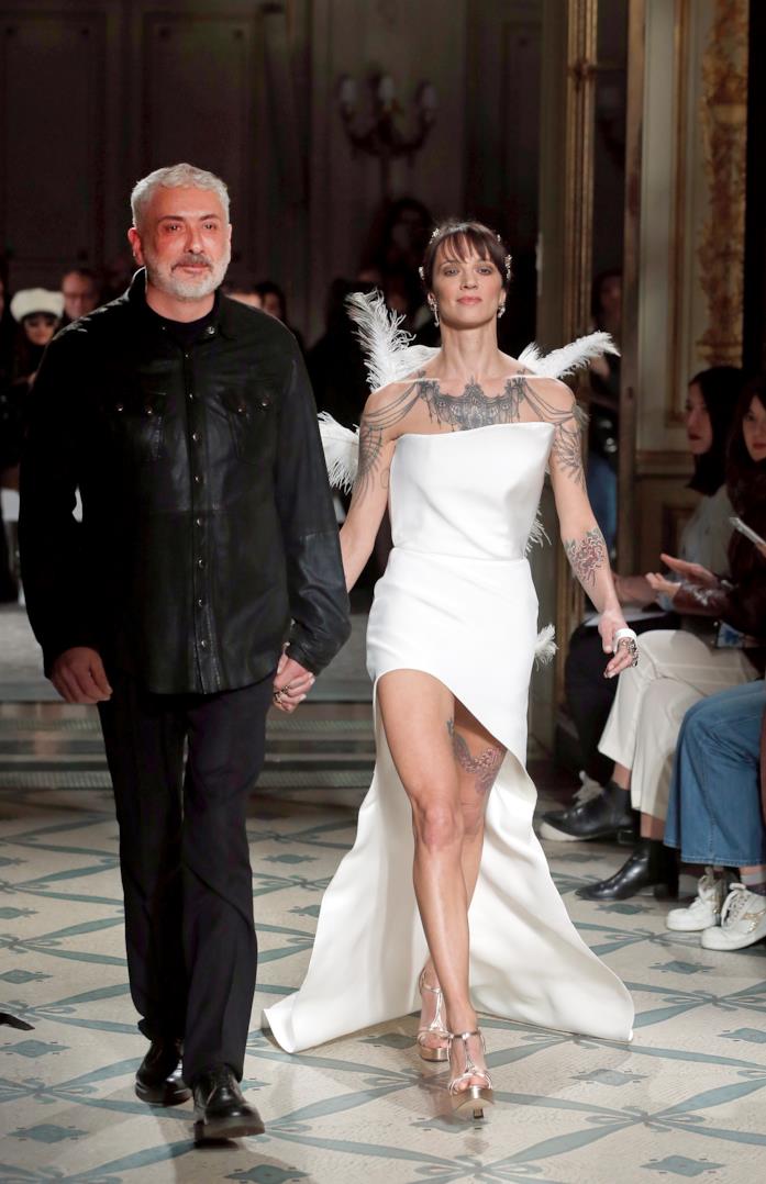 Asia Argento sfila a Parigi al fianco del couturier Antonio Grimaldi Asia Argento sfila a Parigi al fianco del couturier Antonio Grimaldi