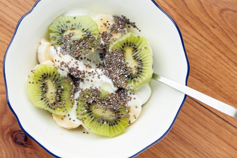 I semi di chia hanno effetti benefici sull'organismo Semi di chia in una ciotola con il kiwi