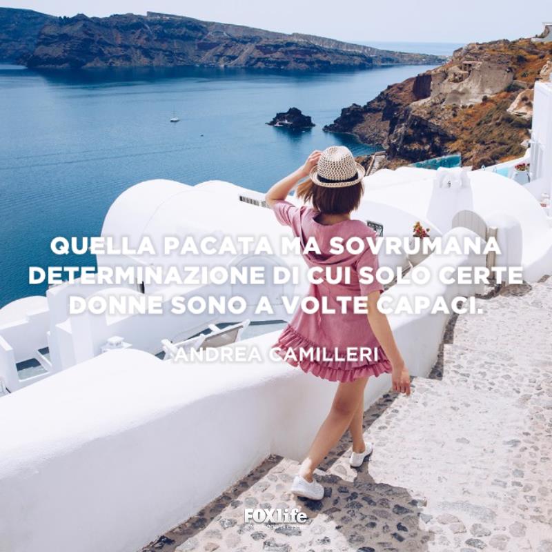 Frase sulle donne Ragazza cammina con una mano sul cappello tenuto in testa