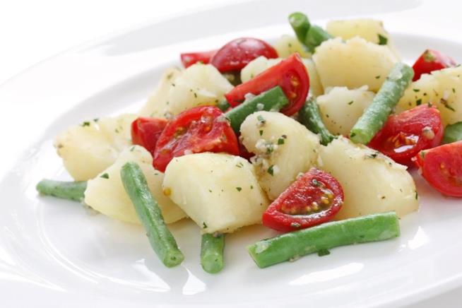 Insalata di patate e fagiolini con pomodorini Insalata di patate, fagiolini e pomodorini