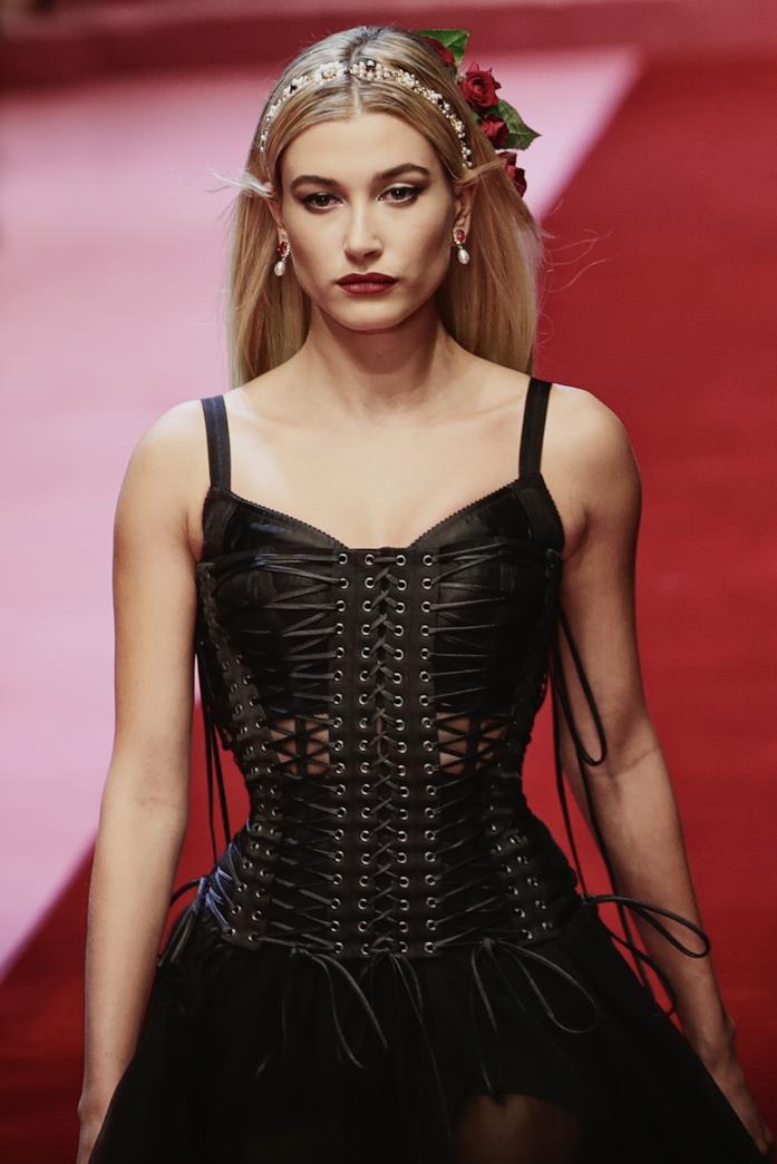 Hailey Baldwin sfila per Dolce&Gabbana Hailey Baldwin sulla passerella di Dolce&Gabbana