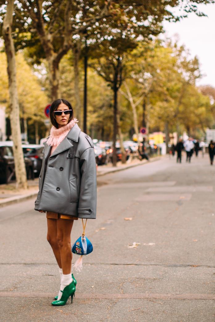 Giacca oversize e gambe in primo piano per l'influencer Giacca oversize e gambe in primo piano per l'it girl e designer