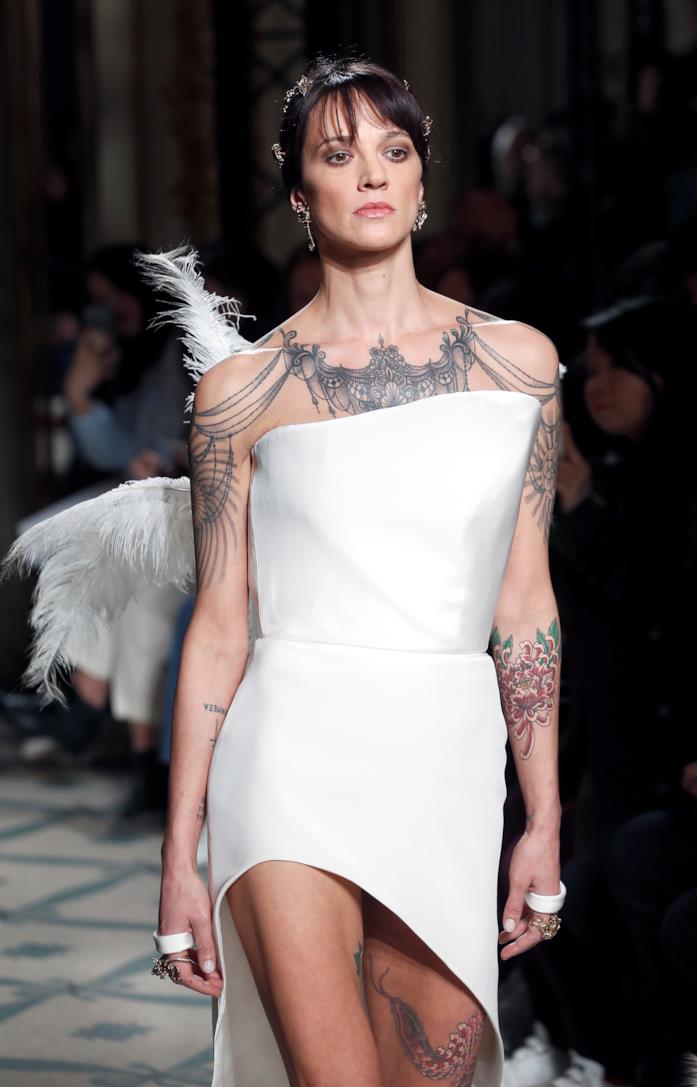 Asia Argento in abito bianco per Antonio Grimaldi Asia Argento sfila a Parigi per Antonio Grimaldi