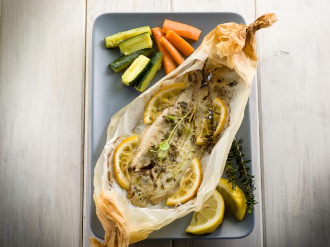 Pesce al cartoccio farcito con erbe e noci Pesce al cartoccio