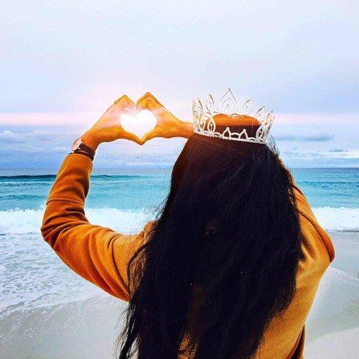 Zoiey Smale Zoiey Smale con la corona di spalle