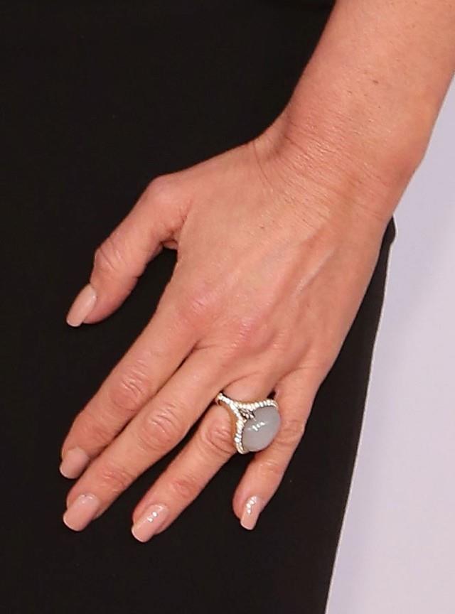 L'anello con pietra di luna e diamanti di Victoria Beckham Victoria Beckham