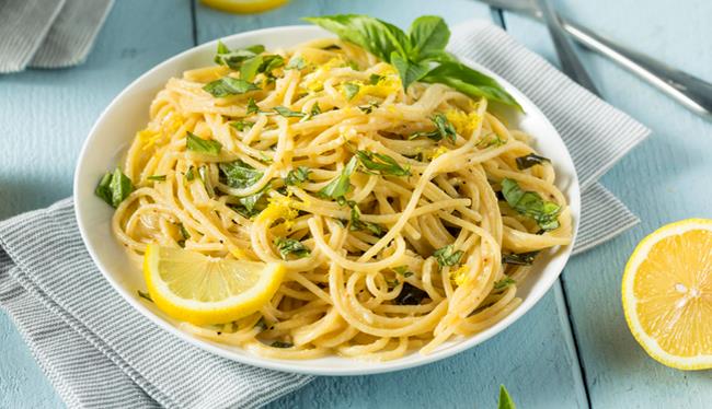 Spaghetti al limone: la versione leggera senza la panna Spaghetti al limone