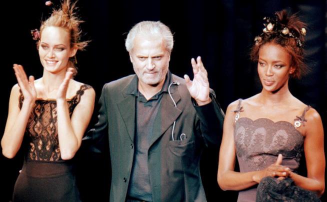 Anniversario morte Gianni Versace Gianni Versace con due modelle