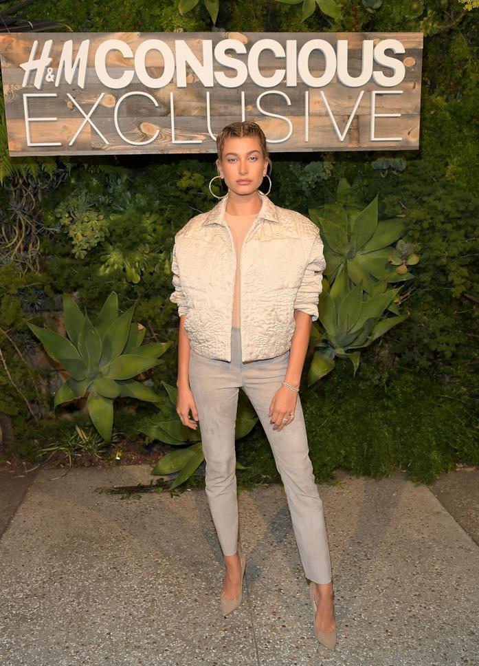 Hailey Baldwin indossa jeans e pumps Hailey Baldwin indossa jeans e pumps a un evento di H&m