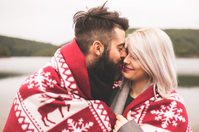 Regala qualcosa di originale a San Valentino Una coppia sotto la coperta