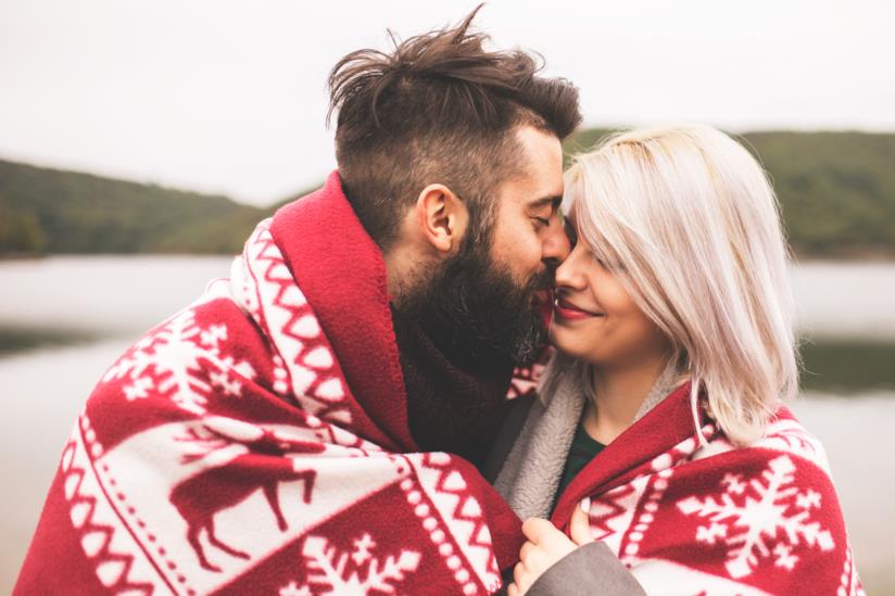 Regala qualcosa di originale a San Valentino Una coppia sotto la coperta