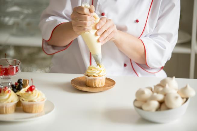 Gli errori da non commettere in pasticceria Un pasticcere conclude la preparazione di un cupcake