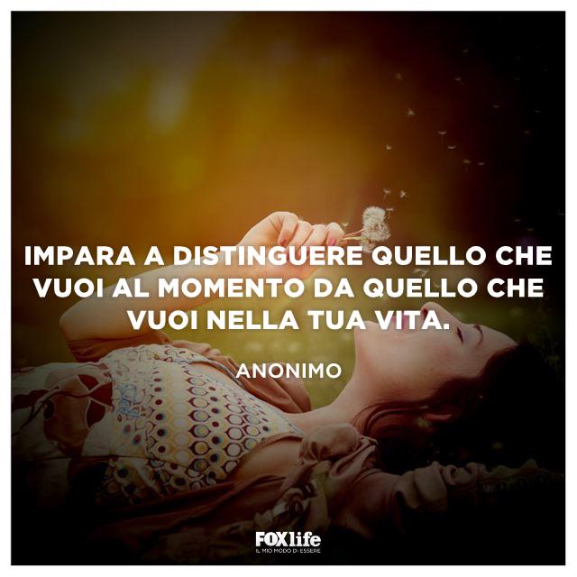 Citazione anonima Ragazza soffia su un dente di leone