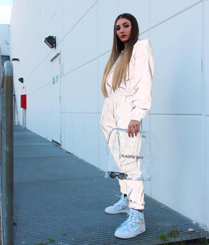 Alice Farri Alice Farri in una jumpsuit metallizzata