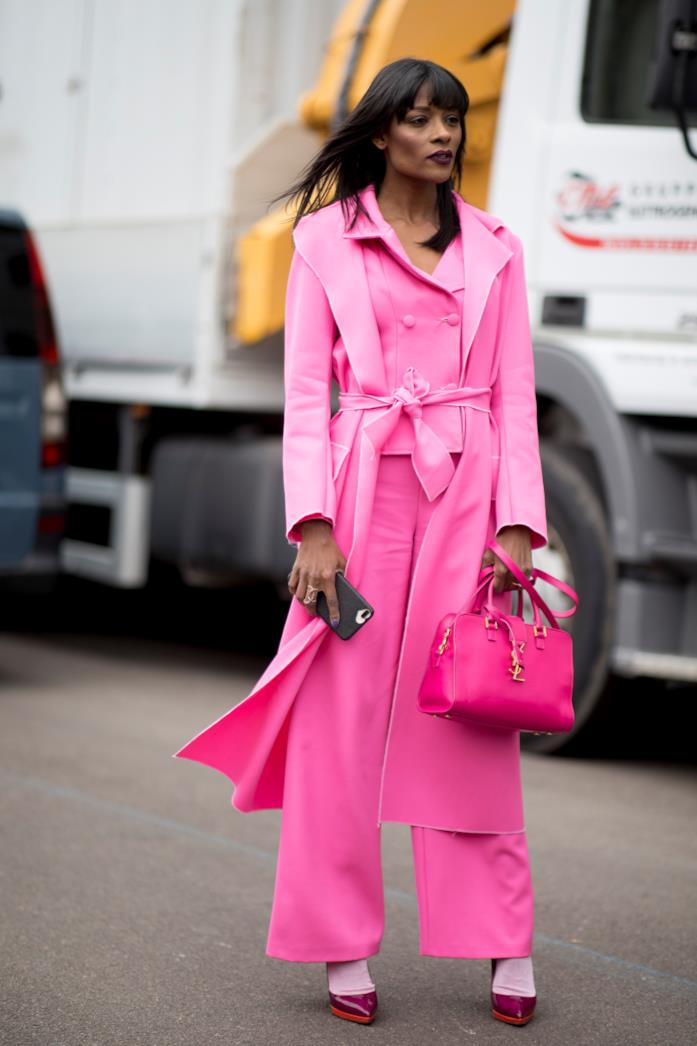 Outfit total fluo abito rosa fluo taglio morbido