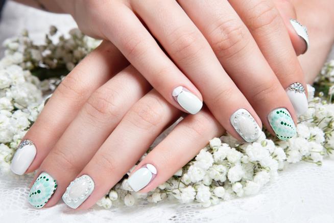 Sposa con anello nuziale Sposa che si tocca l'anello nuziale